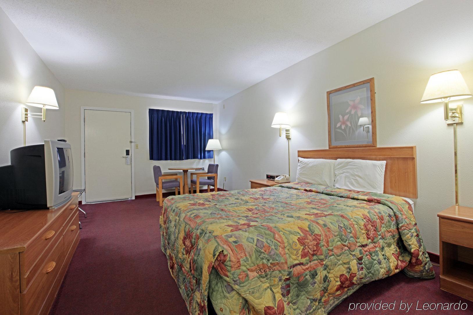 Americas Best Value Inn Sullivan Ruang foto