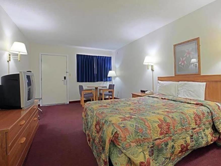 Americas Best Value Inn Sullivan Bagian luar foto